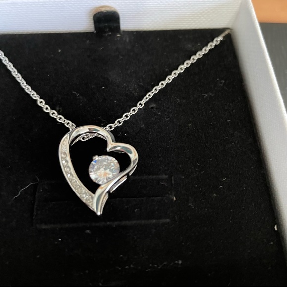 NWT Women’s Costume Jewelry Silver CZ Heart Necklace. - Picture 2 of 10